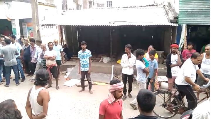 बिहार में अपराधी बेखौफ, हथियार के बल पर घर वालों को किया घर से बाहर, लूटे जेवरात व पैसे