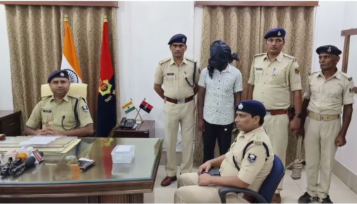 सरकारी कार्यलय में अधिकारी को पिस्टल दिखाकर धमकाने वाला आरोपी गिरफ्तार