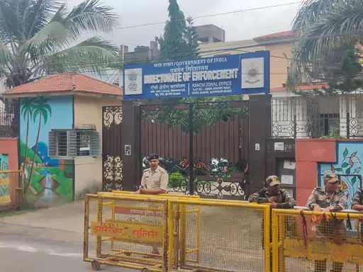 अब कोर्ट में निपटेंगे हेमंत! नहीं पहुंचे ईडी दफ्तर, पुलिस छावनी में तब्दील हुआ एयरपोर्ट रोड