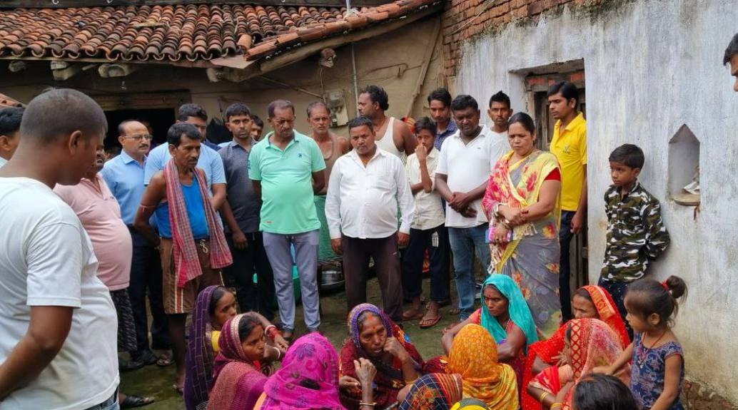 तेज रफ्तार ट्रक ने किसान सहित दो मवेशियों को कुचला, मौके पर मौत