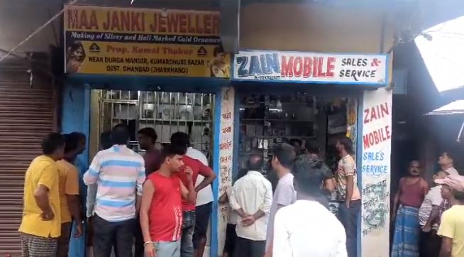 एक ही रात में दो दुकानों में चोरी, लाखों का समान गायब, दहशत में दुकानदार