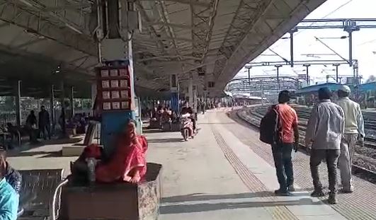 जसीडीह स्टेशन के प्लेटफॉर्म पर दोपहिया वाहन दौड़ा रहे हैं लोग, सुरक्षा भोलेनाथ के ऊपर !