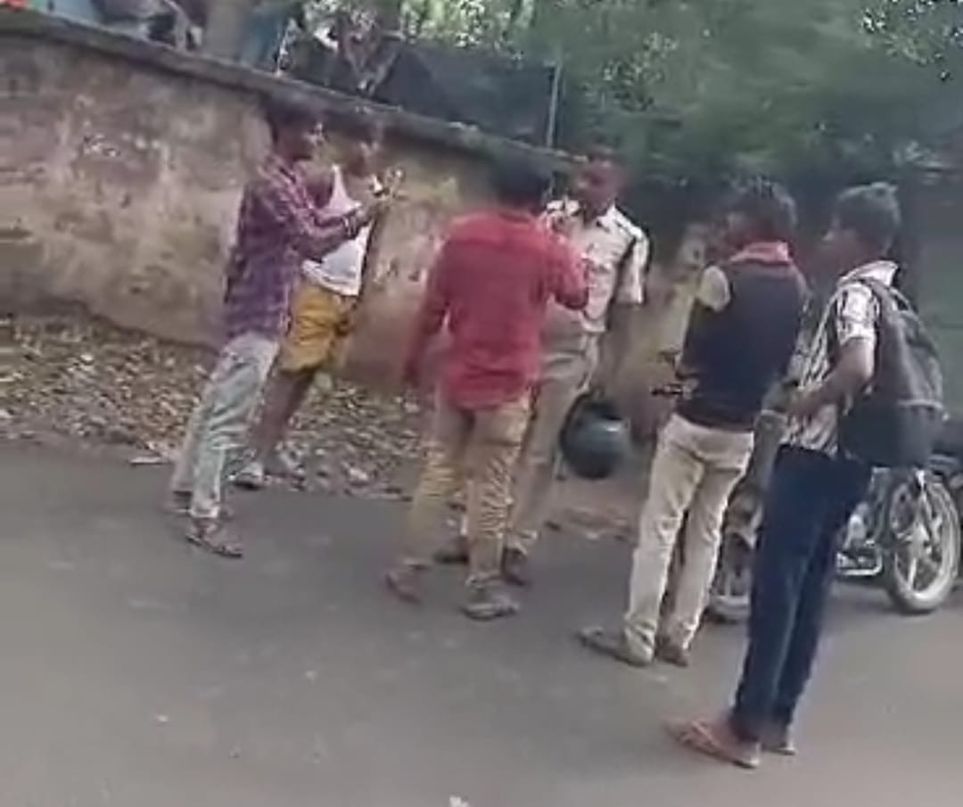 DHANBAD: दो टोटो चालक और पुलिस जवान के बीच खूब हुई पटका पटकी, देखिये वीडियो