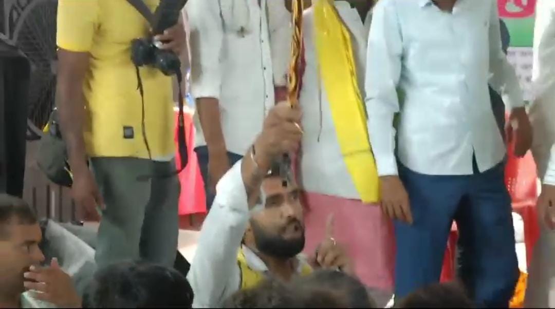 गोष्ठी का मंच अचानक अखाड़े में हुआ तब्दील, जमकर चली कुर्सियां, जानें क्या है वजह 