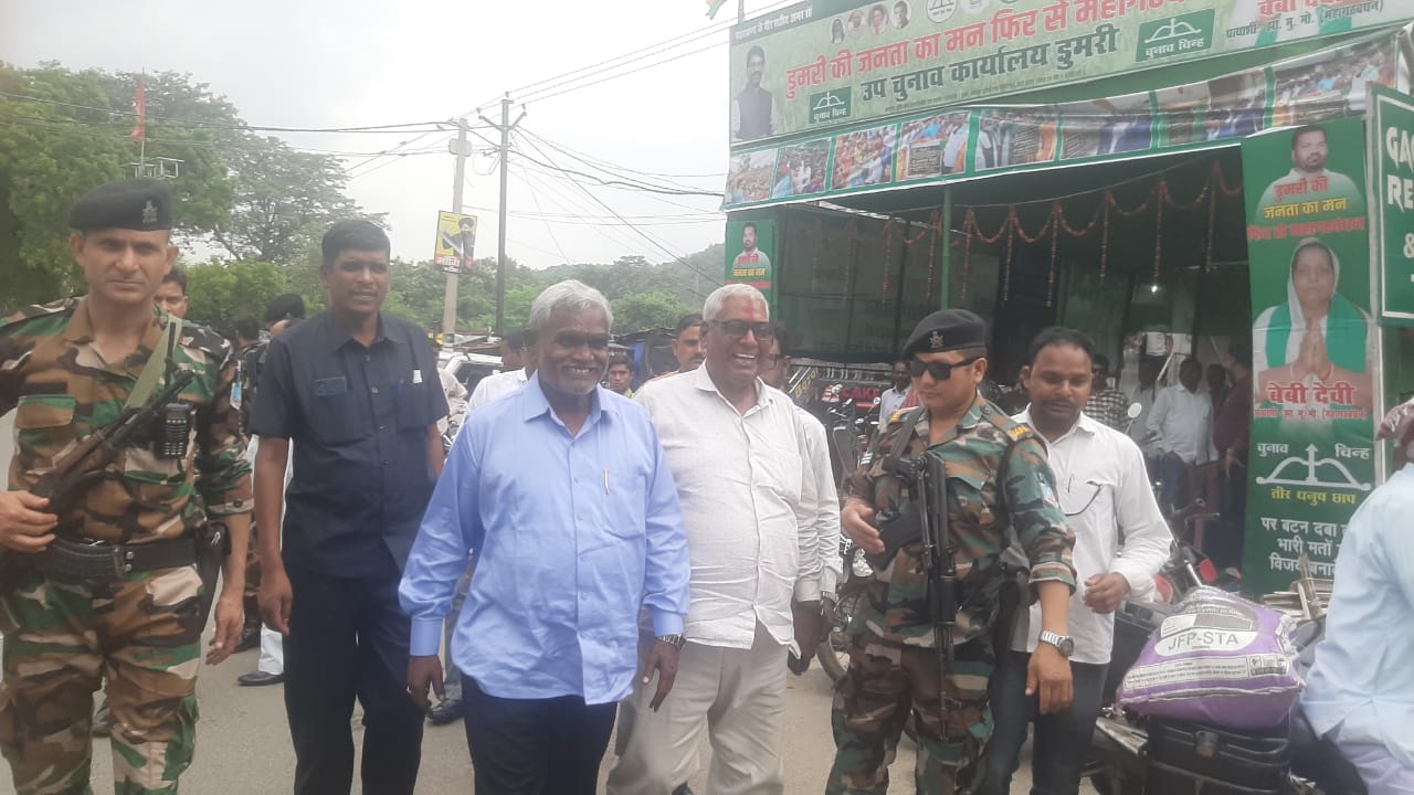 झारखंड के परिवहन मंत्री चंपई सोरेन पहुंचे डुमरी, बेबी देवी के पक्ष में मांगा वोट 