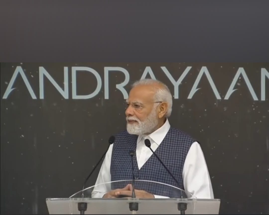 चंद्रयान-3 की टीम को बधाई देने विदेश से सीधे इसरो मुख्यालय पहुंचे पीएम मोदी, जानिए क्या-क्या घोषणाएं की