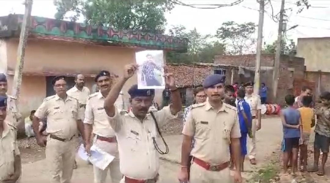 अपराधिक घटनाओं में फरार चल रहे आकाश गोप के खिलाफ निकला वारंट, पुलिस ने ढोल नगाड़ों के साथ चिपकाया इश्तिहार