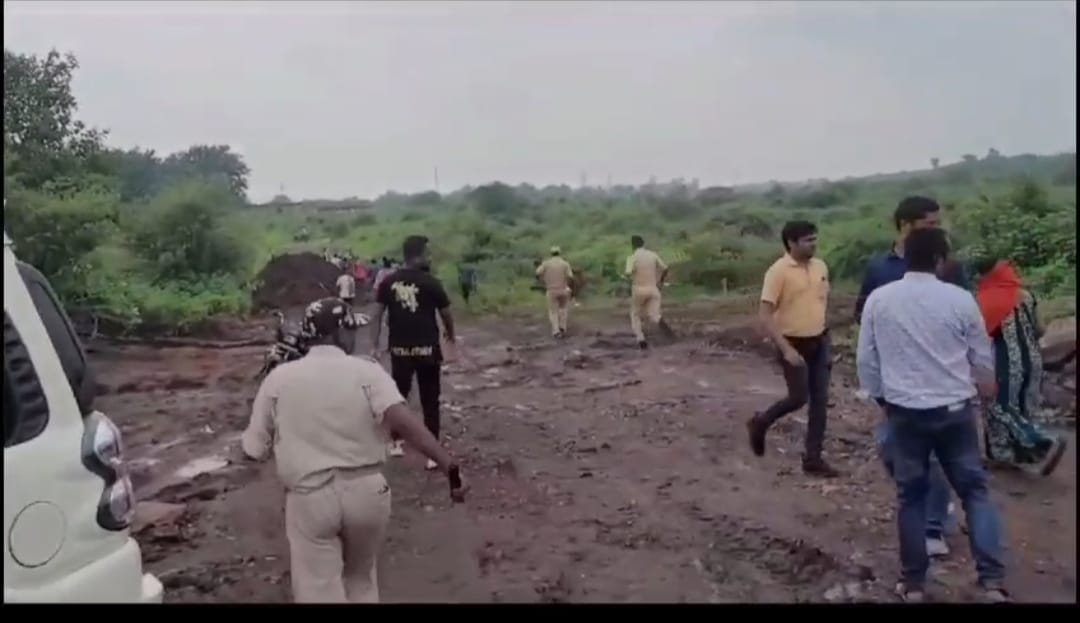 DHANBAD में कचरा डंपिंग विवाद : देखिये कैसे चटकी लाठियां फिर भी अड़े रहे लोग 