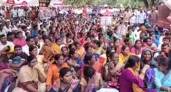 पंचायत सचिवालय स्वयं सेवक संघ के सब्र का बांध टूटा, मुख्यमंत्री आवास का किया घेराव