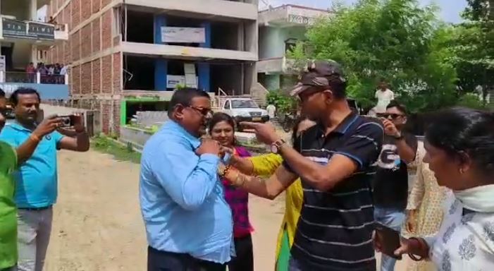 एलएइओ ऑफिस में हाईवोल्टेज ड्रामा, पत्नी ने इंजीनियर पति को सरेआम चप्पल से पीटा, जानिए क्या  है वजह