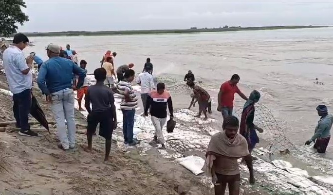 सुपौल : तेजी से बढ़ रहा कोसी नदी का जलस्तर, चीफ इंजीनियर खुद खड़े होकर बचाने में जुटे