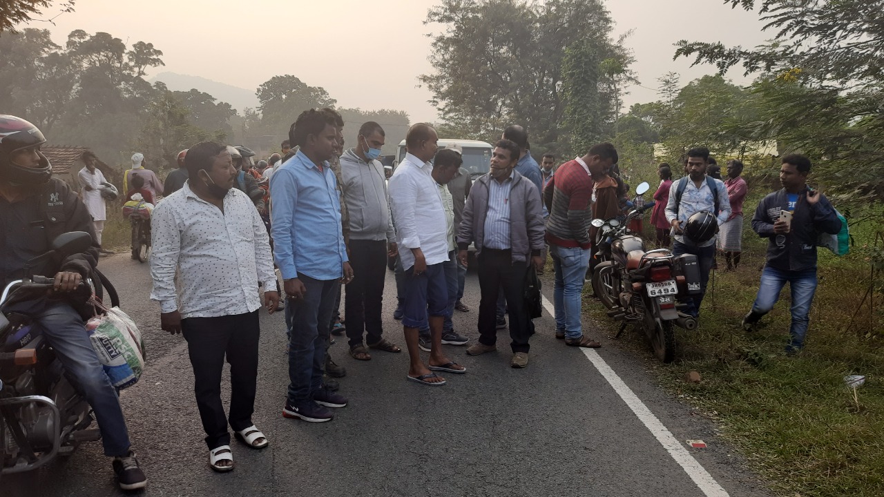 टायर फटने से पलटा वैन,  दो मजदूरों की मौत