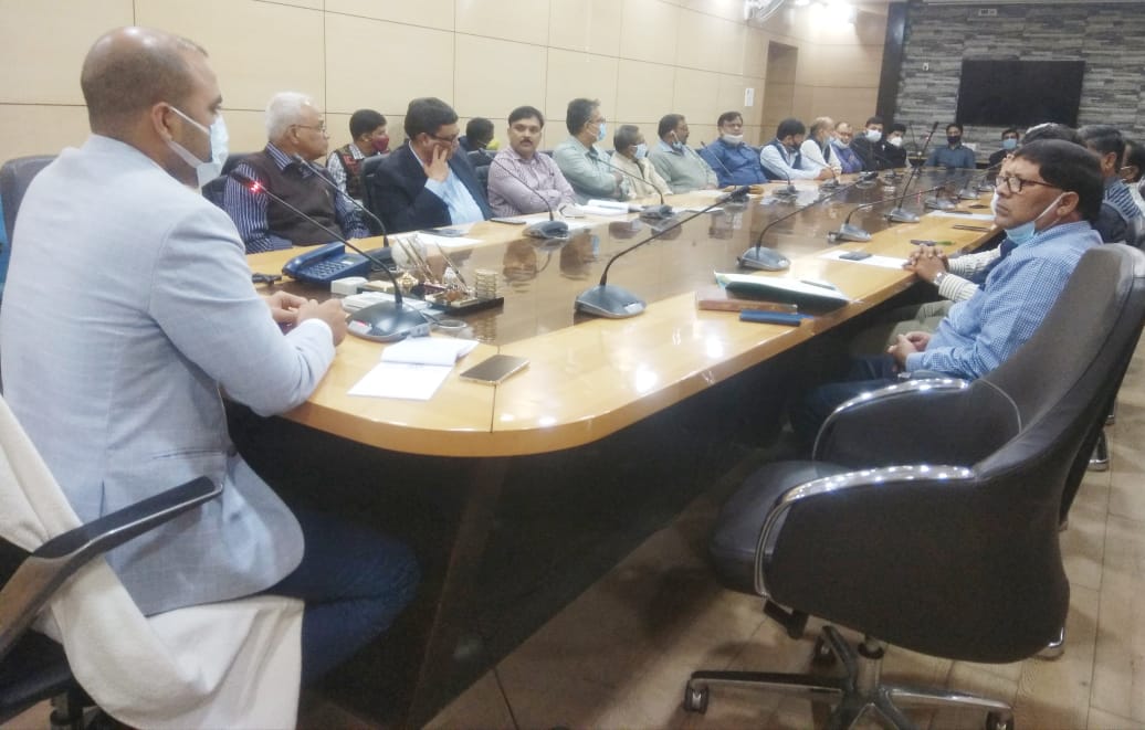 उधमियों और सरकारी विभागों के बीच समन्वय बनाने के लिए डीसी ने की बैठक