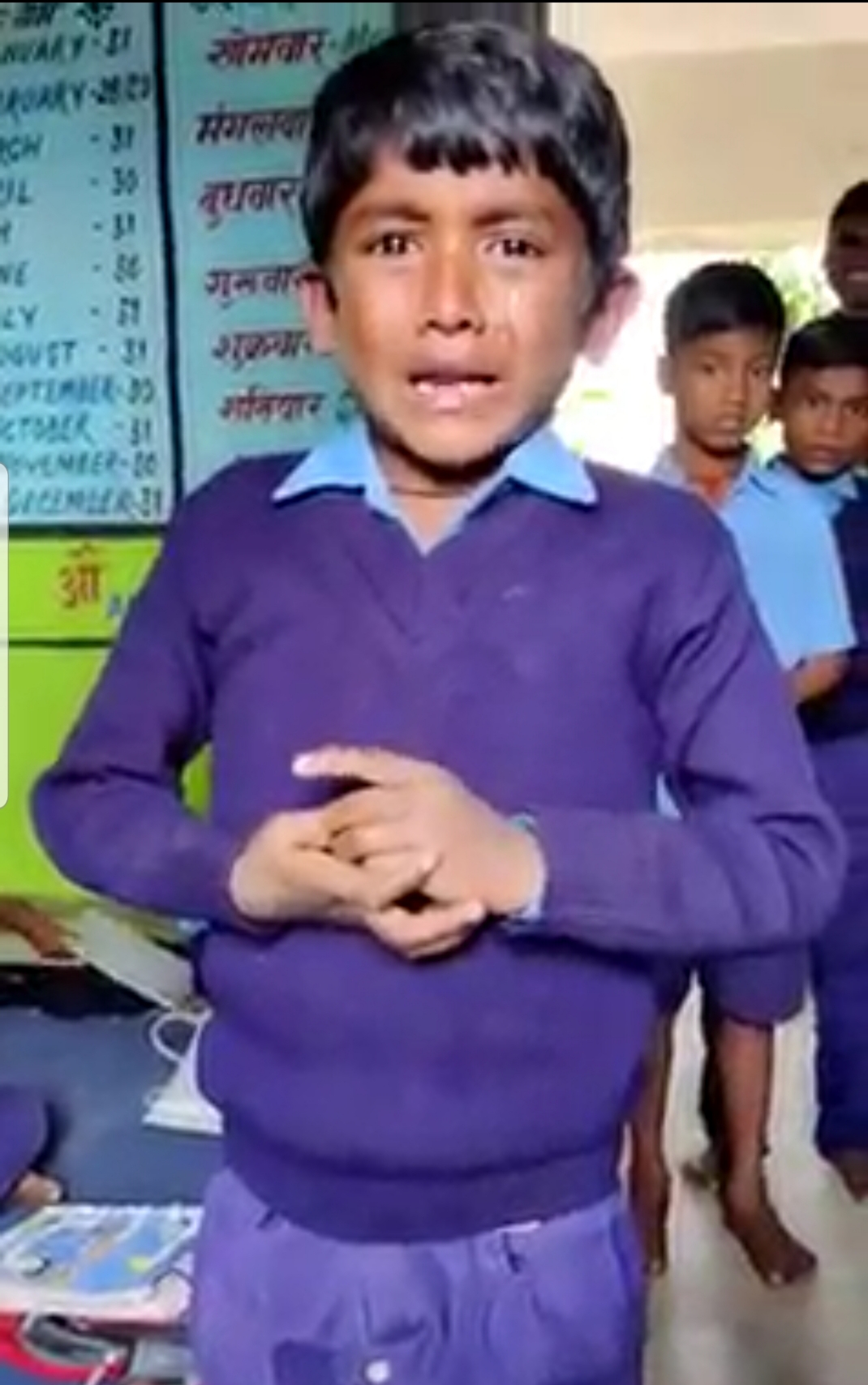 वायरल वीडियो : स्कूल का बच्चा रो - रो कर बता रहा है - किताब खरीदने का पैसा नहीं है ..पिता जी सारा पैसा शराब में ख़र्च कर देते है