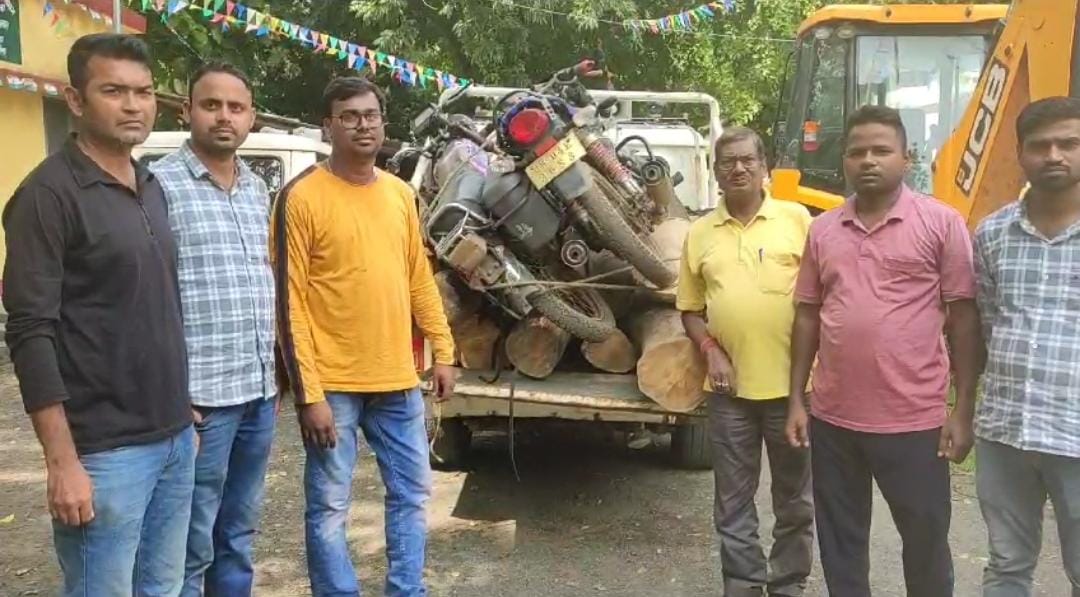 लकड़ी तस्करों के खिलाफ वन विभाग की कार्रवाई, किमती लकड़ी और दो बाइक के साथ एक को किया गिरफ्तार