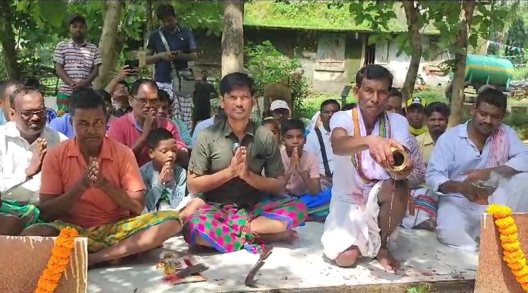 आदिवासी समाज के लोगों ने दिसोम जाहेर थान में की हरियाड़ पूजा, जानें क्या है इसका महत्व और करने की वजह