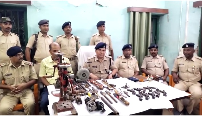 भागलपुर में मिनी गन फैक्ट्री का खुलासा, भारी मात्रा में अवैध हथियार बरामद