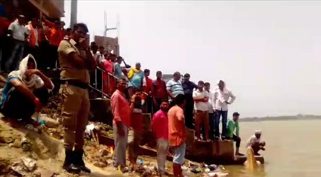 बक्सर में उफनती नदी में डूबा युवक,जानें क्यों प्रशासन के खिलाफ आक्रोशित हुए परिजन