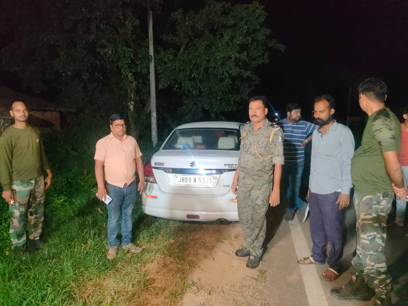 डुमरी उपचुनाव को लेकर प्रशासन अलर्ट, जानें फ्लाइंग स्क्वाड टीम ने किसकी कार से बरामद किये दो लाख नगद 