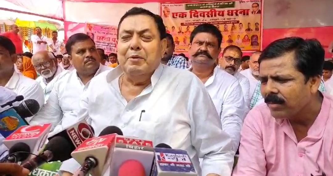 सरकार के खिलाफ मुखिया संघ का धरना प्रदर्शन, जानें मांगे पूरी नहीं होने पर सरकार को क्या दी गई चेतावनी   