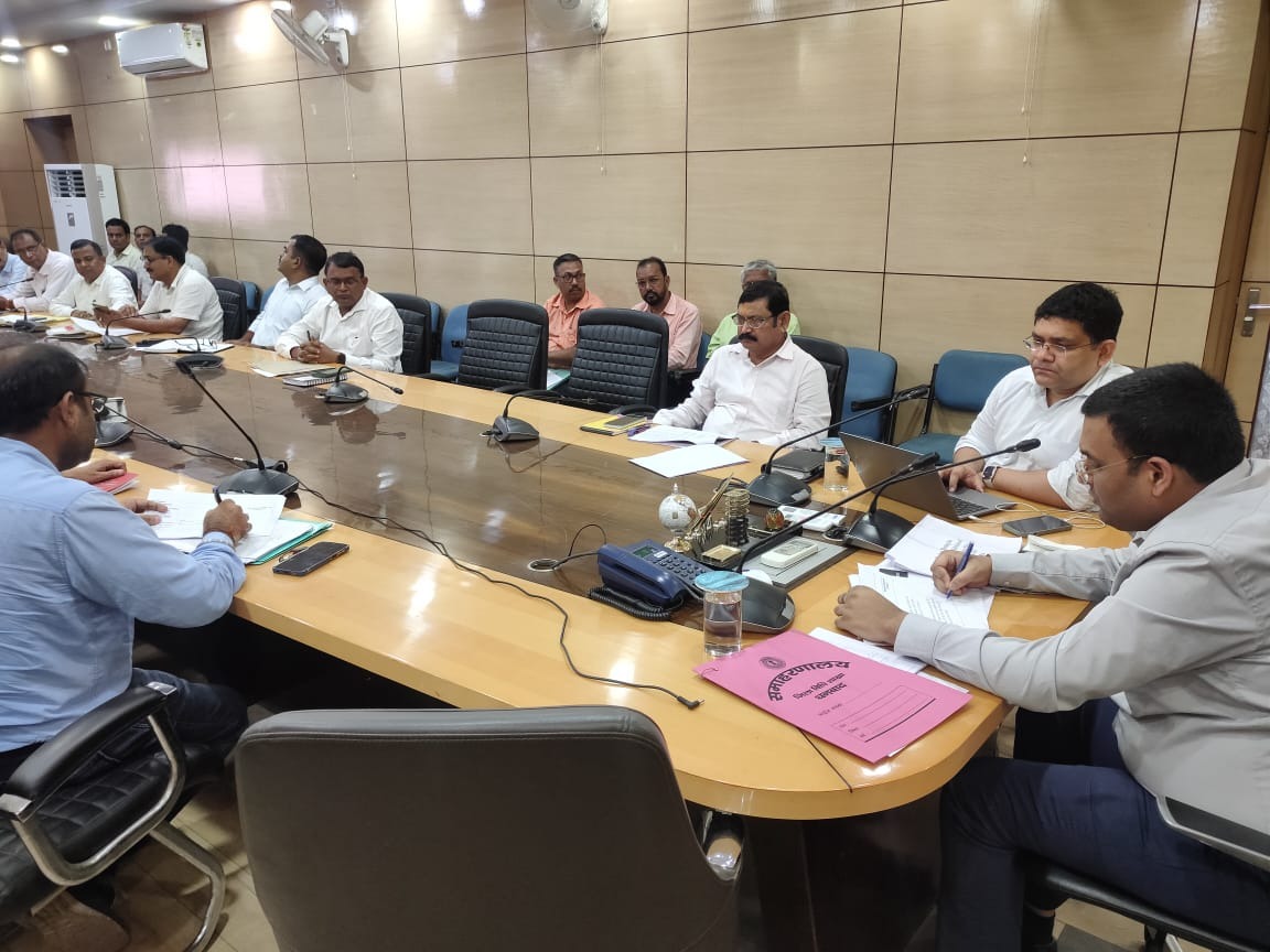 उपायुक्त का निर्देश -आम जनता का रखें ख्याल और लंबित मामलों का समय पर करें निपटारा 