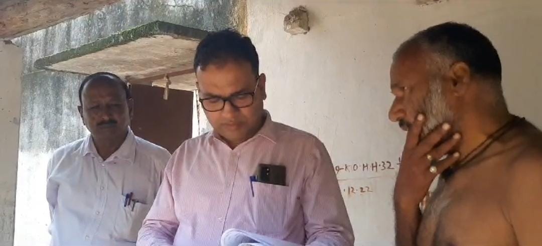 पशु शेड की स्वीकृति के लिए सहायक अभियंता पर रिश्वत लेने का आरोप, जानें डीआरडीए डायरेक्टर ने क्या लिया एक्शन   