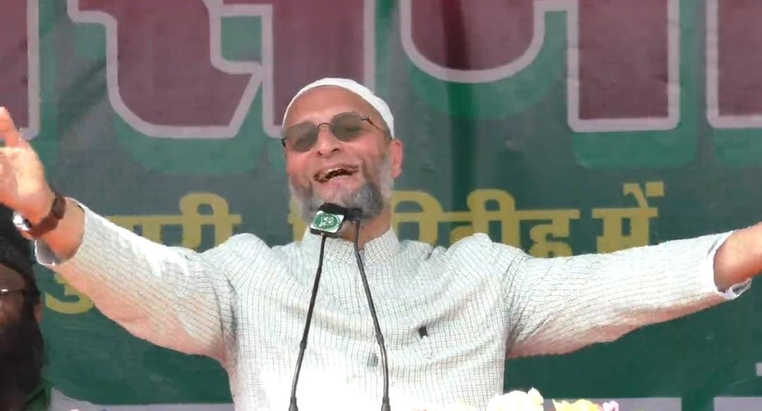 डुमरी पहुंचकर गरजे असदुद्दीन ओवैसी,  कहा-''कोई अपने आपको चौकीदार, तो कोई मोहब्बत का दुकानदार  कहता है''