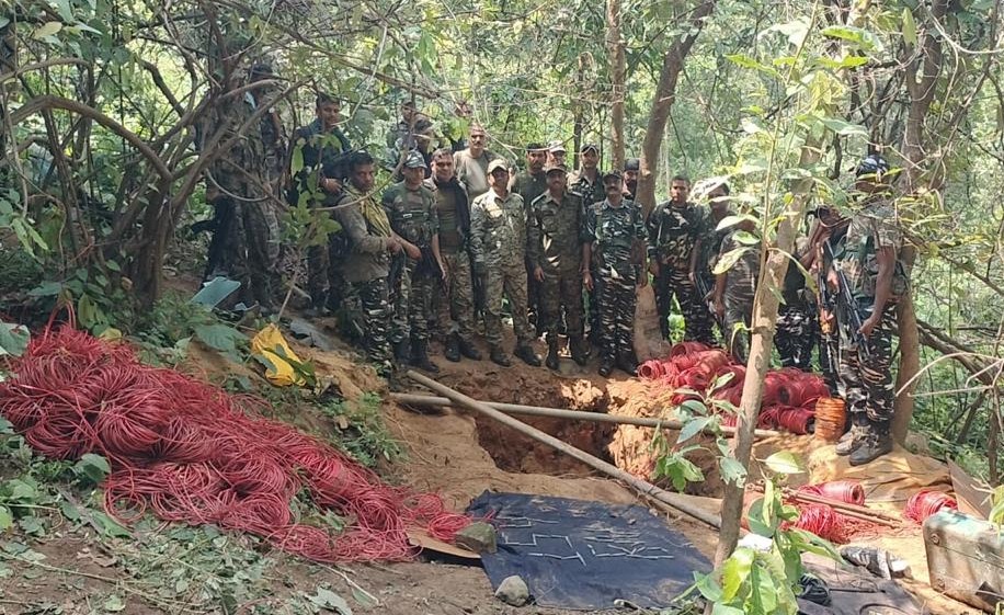 डुमरी उपचुनाव से पहले सुरक्षाबलों ने नक्सलियों  के मंसूबों पर फेरा पानी, सर्च अभियान में कई विस्फोटक पदार्थ बरामद