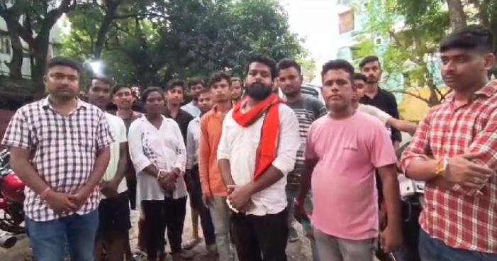 जमशेदपुर: CABT कंपनी के कर्मचारियों ने बकाया वेतन की मांग को लेकर काटा बवाल, जानिए पूरा मामला