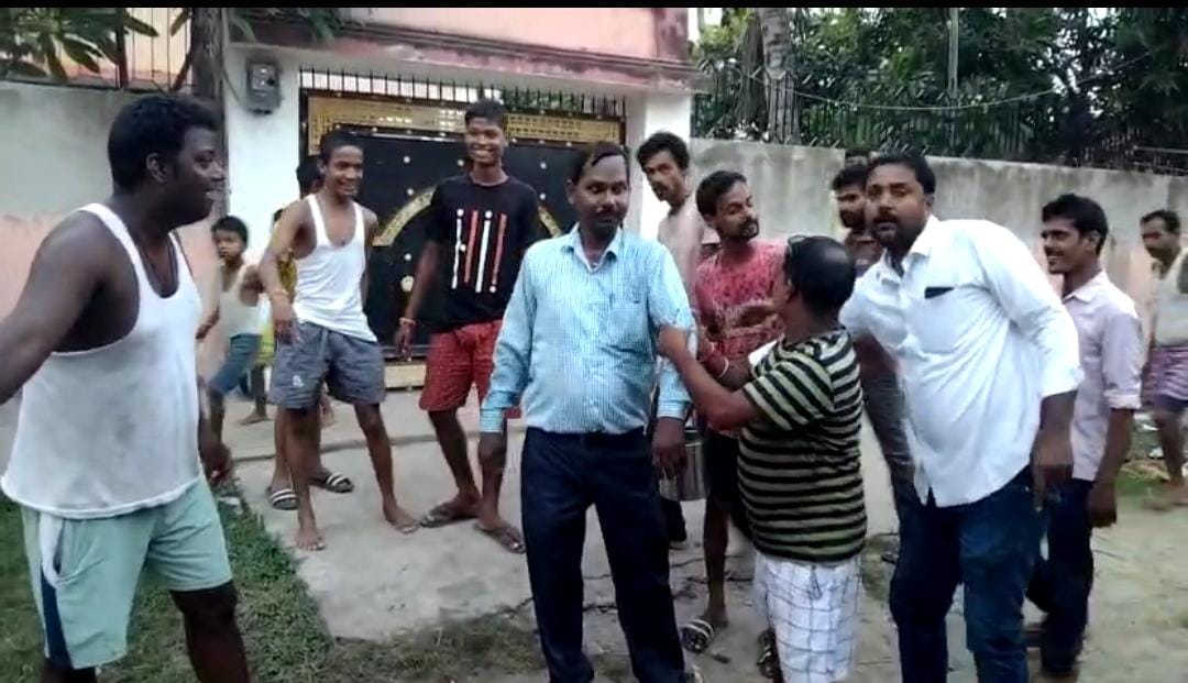 आजसू और बीजेपी के दर्जनों कार्यकर्ताओं ने थामा जेएमएम का दामन, जानें किस वजह से कहा पार्टी को अलविदा   