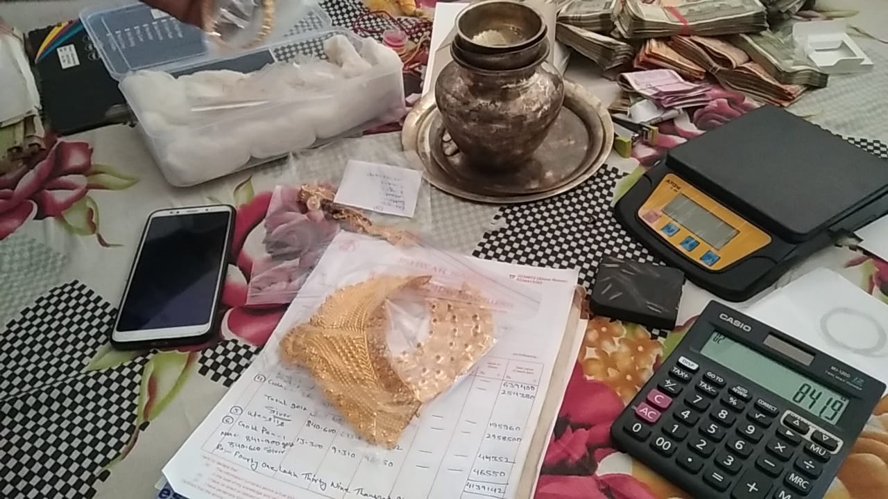 सासाराम के भू अर्जन पदाधिकारी के कई ठिकानों पर छापेमारी,  कई फ्लैट के कागज, लाखों के जेवर और कैश बरामद