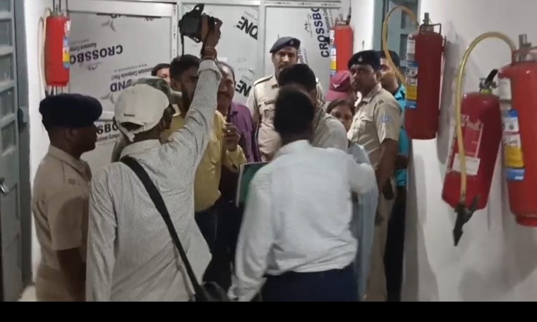 धनबाद एसीबी की धमाकेदार कार्रवाई, प्रधान लिपिक चार हज़ार घूस लेते हुए गिरफ्तार