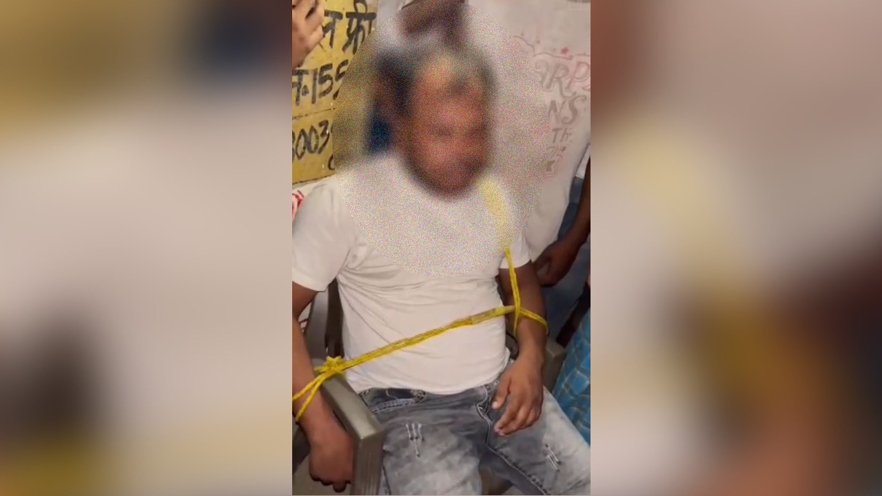 प्रेमिका से मिलना पड़ा भारी, ग्रामीणों ने पकड़कर पीटा फिर किया वीडियो वायरल