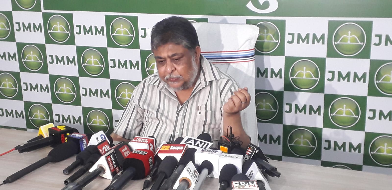 डेढ़ लाख वोट से जीतेगी बेबी महतो ! झामुमो ने कहा धन पर प्यार पड़ रहा भारी