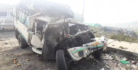 खड़ी ट्रक में पिकवैन ने मारी जोरदार टक्कर, चालक की मौके पर मौत