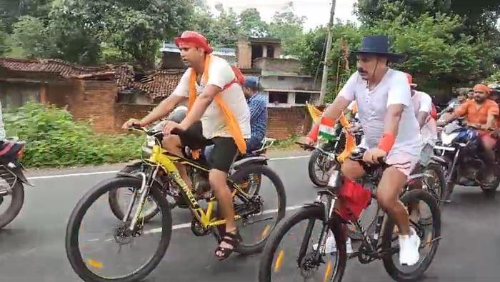 विधायक प्रदीप यादव साइकिल यात्रा कर पहुंचे बाबाधाम, गरीब विरोधी लोगो को भगाने और सत्य को स्थापित करने की शक्ति देने की कामना भोलेनाथ से की