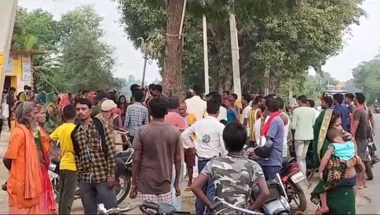 बच्ची को मोटरसाइकिल पर बैठाकर भाग रहे युवक को ग्रामीणों ने पकड़ा, रस्सी से बांधकर की पिटाई