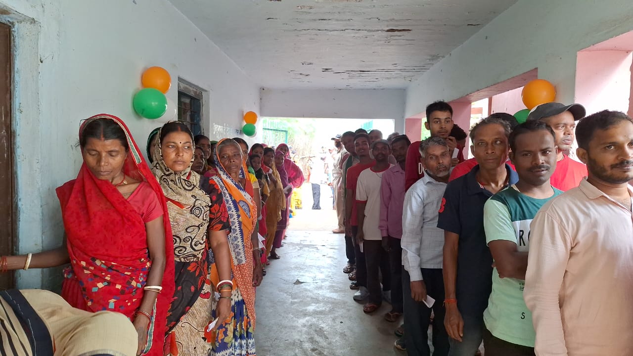 डुमरी उपचुनाव: पहले दो घंटे में 11.40 प्रतिशत हुआ मतदान, युवा मतदाताओं में गजब का उत्साह