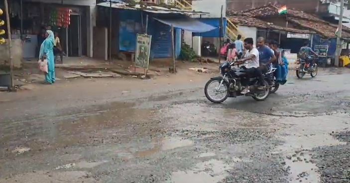 गुमला: राष्ट्रीय राजमार्ग की स्थिति ग्रामीण सड़कों से भी बदतर, डेवलपमेंट के नाम पर सिर्फ बड़े-बड़े दावे