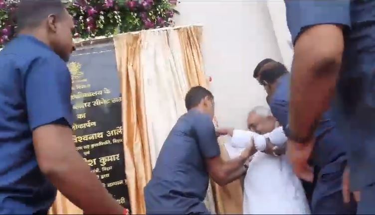 शिक्षक दिवस कार्यक्रम में स्टेज पर फिसला सीएम नीतीश का पैर, बाल- बाल बचे
