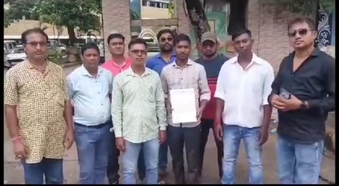 यूसीआईएल के खिलाफ फूटा ग्रामीणों का गुस्सा, कंपनी ने नहीं दी एंबुलेंस, तो डीसी के पास पहुंचे ग्रामीण