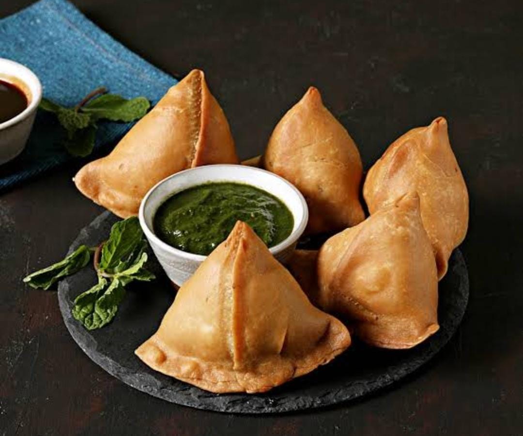 क्या है समोसे का इंग्लिश नाम ? किस देश में समोसा खाने पर है बैन, जानने के लिए पढ़ें