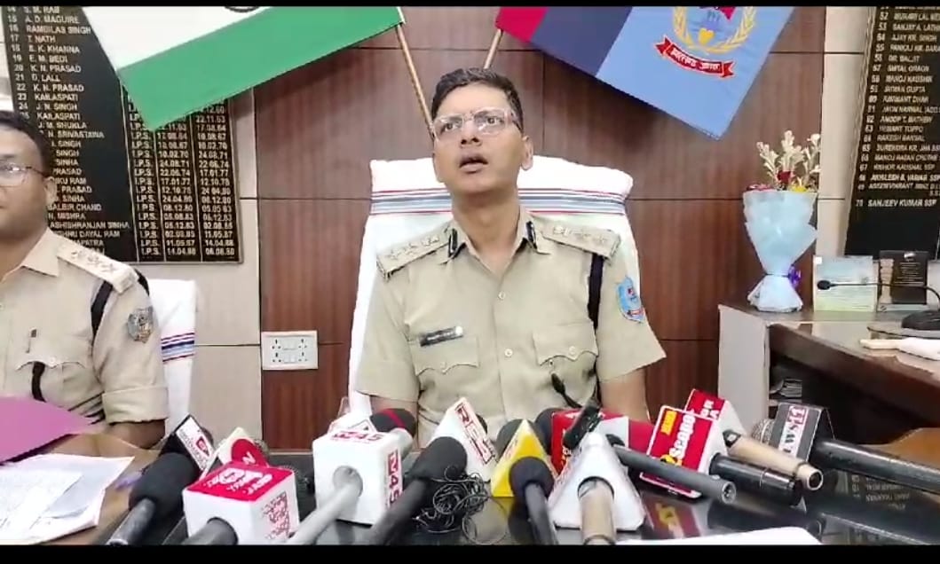 कुख्यात प्रिंस खान गैंग पर पुलिस का एक और हथौड़ा, हथियार के साथ पांच चढ़े पिस के हत्थे 