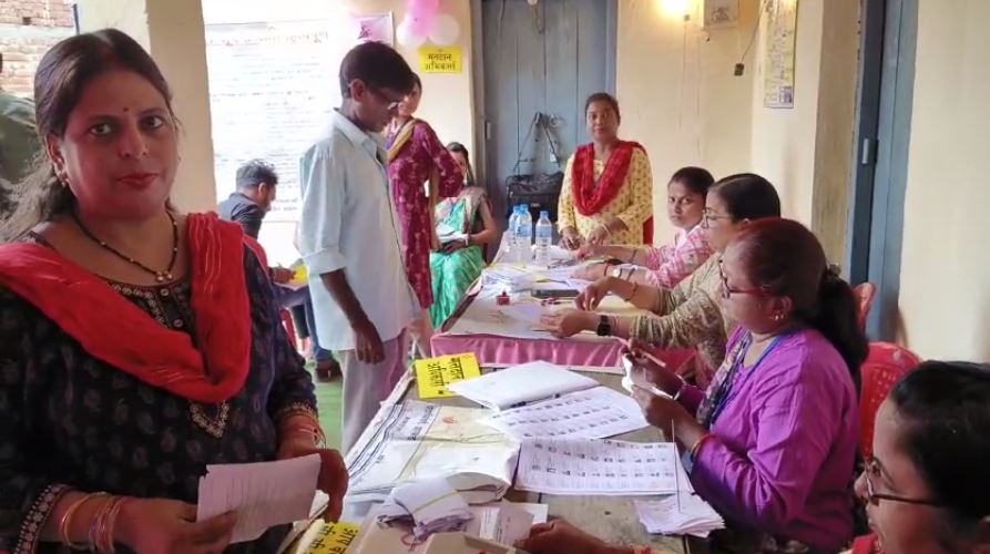 बुलेट पर वैलेट पड़ा भारी, डुमरी में 63.75% बंपर मतदान, प्रत्याशियों के भाग्य का फैसला EVM में बंद