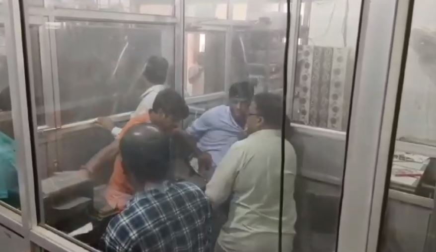 कोडरमा: घूस लेते पकड़े गए नगर परिषद के सिटी मैनेजर, गिरफ्तारी के वक्त करने लगे गुत्थमगुत्थी, देखिए VIDEO