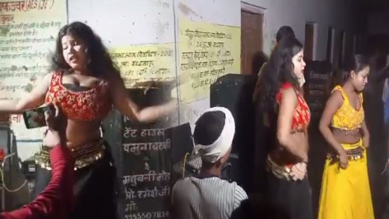शिक्षक दिवस पर परोसी गई अश्लीलता, बार-बालाओं ने भोजपुरी गाने पर लगाए ठुमके