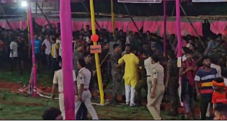 भोजपुरी गायक गुंजन सिंह के कार्यक्रम में  बेकाबू हुई भीड़, पुलिस ने चलाई लाठियां, आधा दर्जन लोग चोटिल