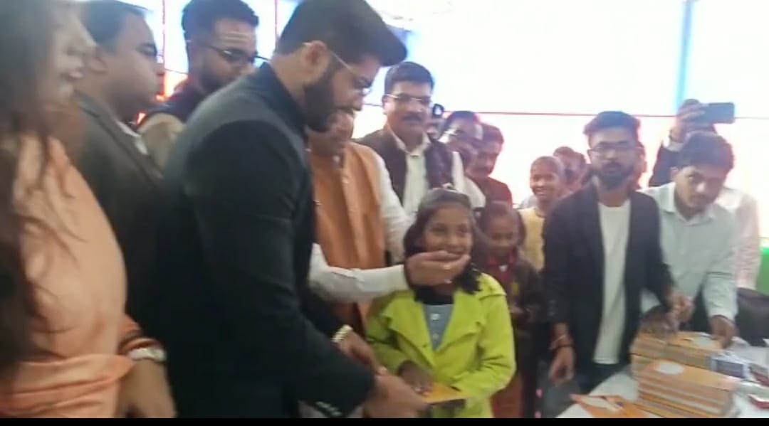 एलजेपी के 21 वें स्थापना दिवस पर पार्टी कार्यालय में कटा 21 पाउंड का केक