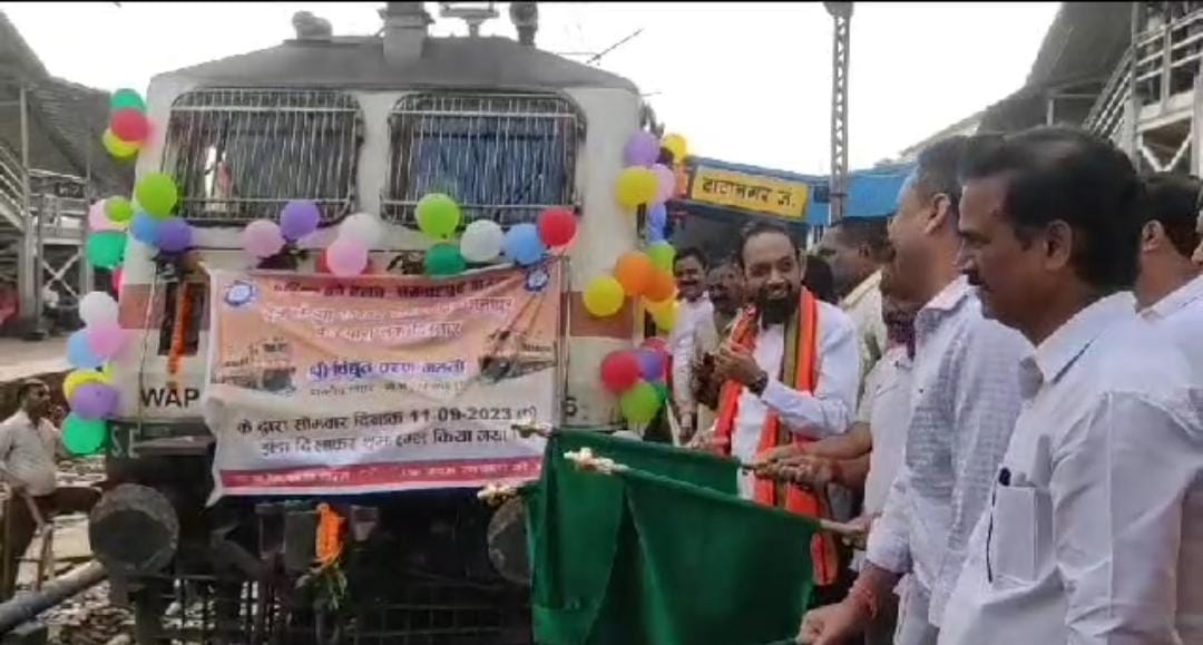 सासंद विद्युत वरण महतो ने टाटा आरा ट्रेन को दिखाई हरी झंडी, अब दानापुर तक नहीं बल्कि डायरेक्ट आरा तक जायेगी ये ट्रेन