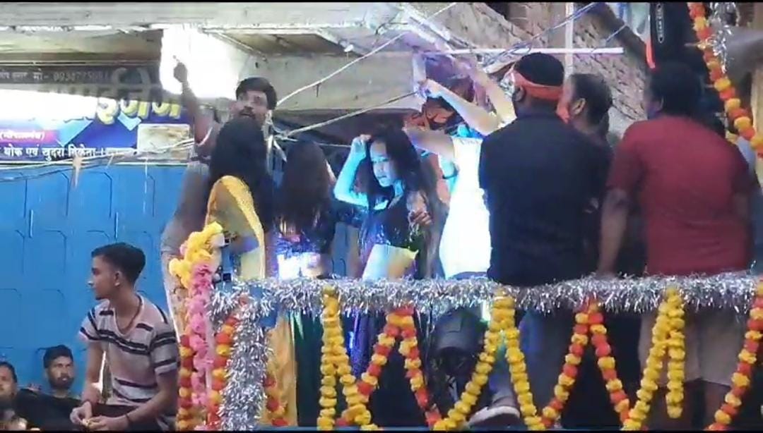 गोपालगंज:महावीरी अखाड़े में परोसी गई अश्लीलता,  प्रतिबंध के बावजूद आर्केस्ट्रा में बार बालाओं ने जमकर लगाये ठुमके   